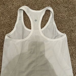 Swiftly Tech Racerback Tank Top 2.0 white size 6
